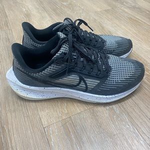 Women’s Nike zoom size 9